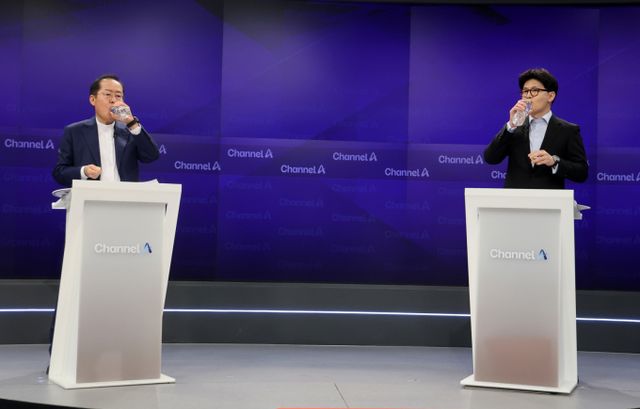 홍준표(왼쪽), 한동훈 국민의힘 대선 경선 후보가 25일 오후 서울 종로구 동아미디어센터 채널A 오픈스튜디오에서 열린 일대일 맞수 토론에서 방송 시작을 기다리며 물을 마시고 있다. /사진=국회사진취재단