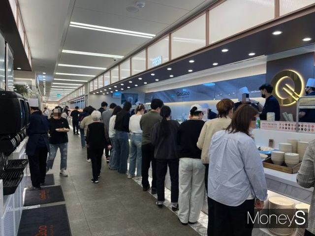 고물가 시대, 외식비 부담이 커지면서 가성비와 맛을 중요시 여기는 소비자들이 늘고 있다. 지난 24일 경기 안산시 단원구 쿠우쿠우 골드 안산점 신선코너에서 고객들이 음식을 담기 위해 줄을 서서 기다리고 있다. /사진=차봉주 기자