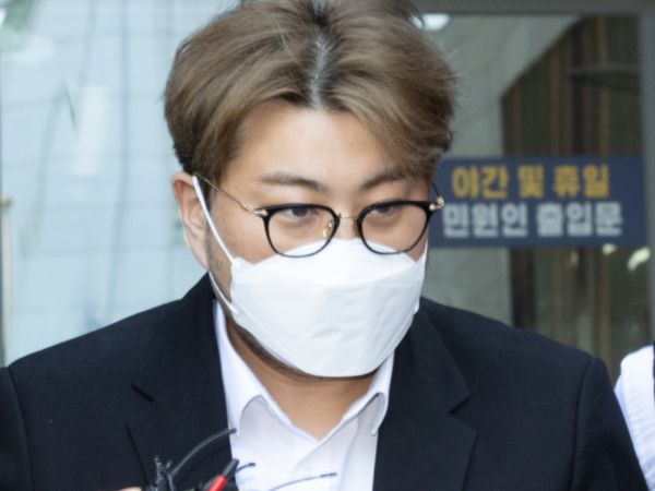 트로트 가수 김호중씨가 2심에서도 징역 2년6개월을 선고받았다. 사진은 음주 뺑소니 혐의를 받고 있는 트로트 가수 김호중이 지난해 5월31일 오전 서울 강남경찰서에서 검찰로 송치되고 있는 모습. /사진=뉴시스