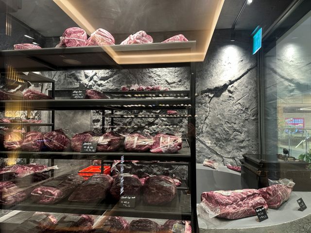 입구에서부터 눈길을 사로잡는 한우 숙성고. /사진=다이어리알