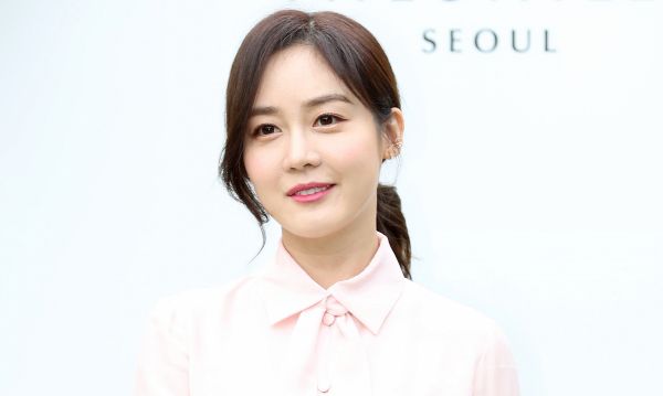 &nbsp;그룹 핑클 출신 성유리가 남편 안성현 구속 4개월여 만에 홈쇼핑 복귀를 예고했다. 사진은그룹 핑클 출신 성유리가 배우 이정현 결혼식에 참석한 모습. /사진=머니투데이