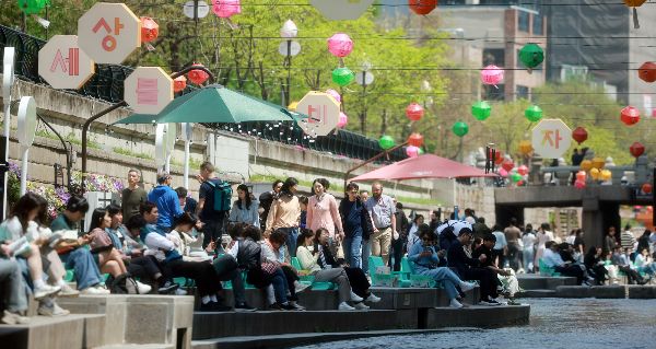 26일은 전국이 대체로 맑지만 일교차가 크겠다. 사진은 서울의 낮 최고기온이 20도를 기록하는 등 맑고 포근한 봄날씨를 보인 지난 24일 오후 서울 중구 청계천을 찾은 시민들이 산책을 하고 있는 모습. /사진=뉴스1