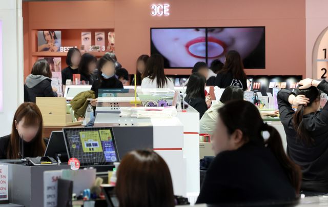 면세점들이 국내 중소기업 브랜드들을 유치하면서 백화점 업계를 중심으로 매출 잠식과 수익성 저하에 대한 우려의 목소리가 나온다. 서울 중구의 한 면세점에서 관광객들이 중저가 브랜드 제품을 살펴보고 있다. /사진=뉴스1