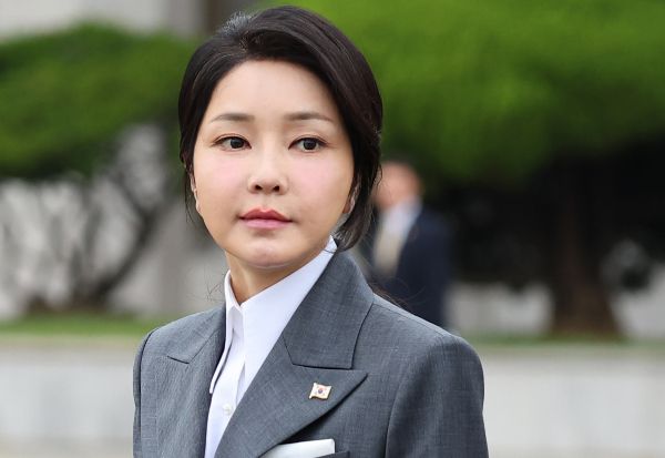 윤석열 전 대통령 배우자인 김건희 여사가 심신쇠약을 이유로 국회 청문회 불출석을 통보했다. 사진은 필리핀·싱가포르 국빈방문 및 한-아세안회의 참석 등 순방에 동행하는 김건희 여사 모습. /사진=뉴시스