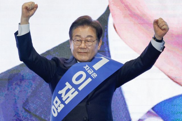 사이재명 더불어민주당 대선 경선 후보가 국민의힘 소속 주요 주자들과 한덕수 대통령 권한대행 국무총리 모두와의 양자 대결에서 50%를 넘는 지지율로 우위를 점했다. 진은 이재명 더불어민주당 대선 경선 후보가 지난 20일 오후 경남 울산전시컨벤션센터에서 열린 영남권 합동연설회에 참석해 정견발표를 하기 전 인사하는 모습. /사진=뉴스1