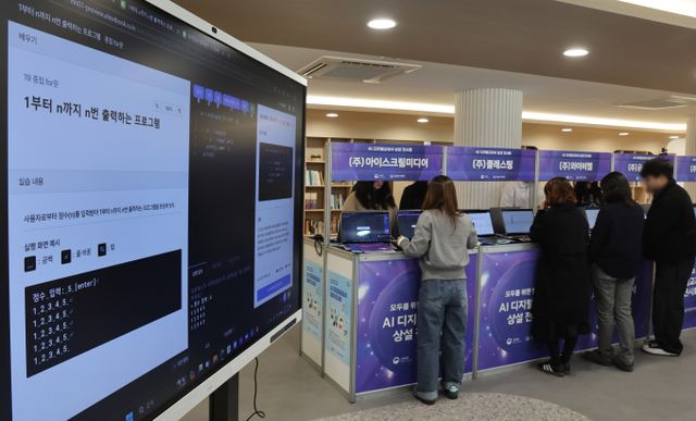 이주호 교육부장관 겸 사회부총리가 현 정부의 AI디지털교과서(AIDT) 추진으로 다음 정부가 송사에 휘말릴 수 있다는 야당 측 지적에 대해 “다음 정부에 부담이 되지 않도록 최선을 다하겠다”고 답했다. 사진은 지난 2월18일 부산 북구에서 열린 'AI디지털교과서 상설 전시회'에서 지역 교사들이 AI디지털교과서를 살펴보고 있는 모습 /사진=뉴시스 