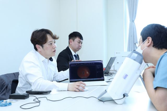 대웅제약이 ESG 경영의 일환으로 강릉아산병원에 디지털 헬스케어 기반 건강검진을 제공했다. 대웅제약 관계자가 AI(인공지능) 실명질환 진단 보조 솔루션 위스키를 통해 검진을 진행하고 있다. /사진=대웅제약 