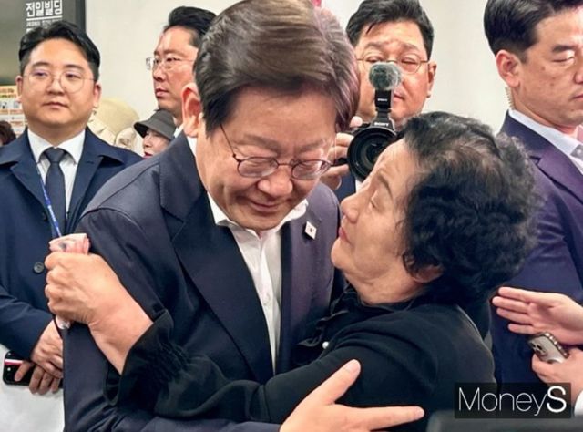 이 후보는 단순한 외형 변화에 그치지 않고 정책 기조 전반에 DJ의 실용주의 노선을 본격적으로 접목하고 있다. 사진은 24일 오후 광주 동구 전일빌딩 245에서 이재명 더불어민주당 대선 경선 후보가 고(故) 문재학 열사의 어머니 김길자 씨와 포옹하고 있는 모습. (문재학 열사는 노벨문학상을 수상한 한강 작가의 소설 '소년이 온다' 소설의 주인공) /사진=김성아 기자