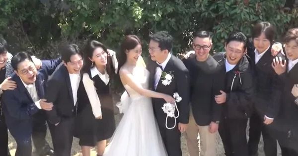 김지민, 김준호의 웨딩촬영 현장이 공개됐다. 사진은 김준호, 김지민 웨딩 사진 촬영 현장을 찾은 KBS 21기 동료들의 모습. /사진=유튜브 채널 '준호 지민' 캡처