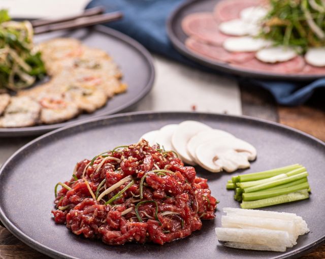 사진은 호시우보의 인기 메뉴 명품 육회 삼합. /사진=다이어리알