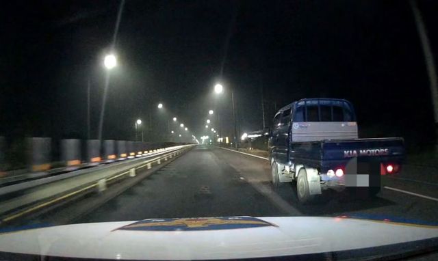 술에 취한 40대 남성이 1t 트럭을 몰고 제주 도로를 질주하다 경찰에 붙잡혔다. 사진은 지난 23일 제주시 한경면에서 1톤 트럭이 경찰의 추격을 피해 달아나고 있는 모습. /사진=뉴시스(제주경찰청 제공)