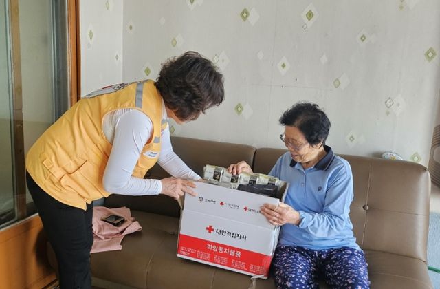 적십자사 봉사원이 고려아연의 후원으로 희망풍차 결연세대와 취약계층에 지원물품을 전달하고 있다. /사진=대한적십자사