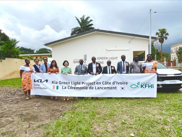 기아가 '그린라이트 프로젝트'를 통해 코트디부아르에 IT 교육센터를 세웠다. 사진은 개소식에 참석했던 관계자들 모습. /사진=기아