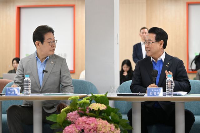 이재명 더불어민주당 대선 경선 후보가 "이제 농업은 단순한 산업이 아니라 국가 안보 산업, 전략 산업이라는 인식이 커지고 있다. 저도 전적으로 그렇게 생각한다"고 밝혔다. 사진은 이재명 더불어민주당 대선 경선 후보가 25일 오전 전남 나주시 전남농업기술원에서 열리는 '미래농업 전초기지 호남' 농업과학기술 진흥 간담회에 참여해 김영록 전남도지사의 발언을 듣는 모습. /사진=뉴시스