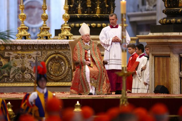 차기 교황은 새 제의 대신 재사용 제의를 입을 예정이다. 사진은 지난 23일(현지시각) 바티칸 성 베드로 대성당에 앉아있는 케빈 조셉 패럴 추기경이 제의를 입고 있는 모습. /사진=로이터