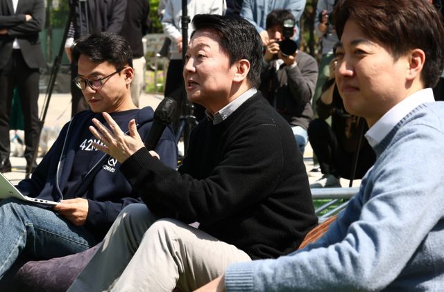안철수 국민의힘 대선 경선 후보가 25일 경기 성남시 판교역 인근 광장에서 열린 '미래를 여는 단비토크, Ai 기술패권시대 대한민국 미래를 말하다'에서 발언하고 있다. / 사진=뉴스1 김민지 기자 /사진=(성남=뉴스1) 김민지 기자