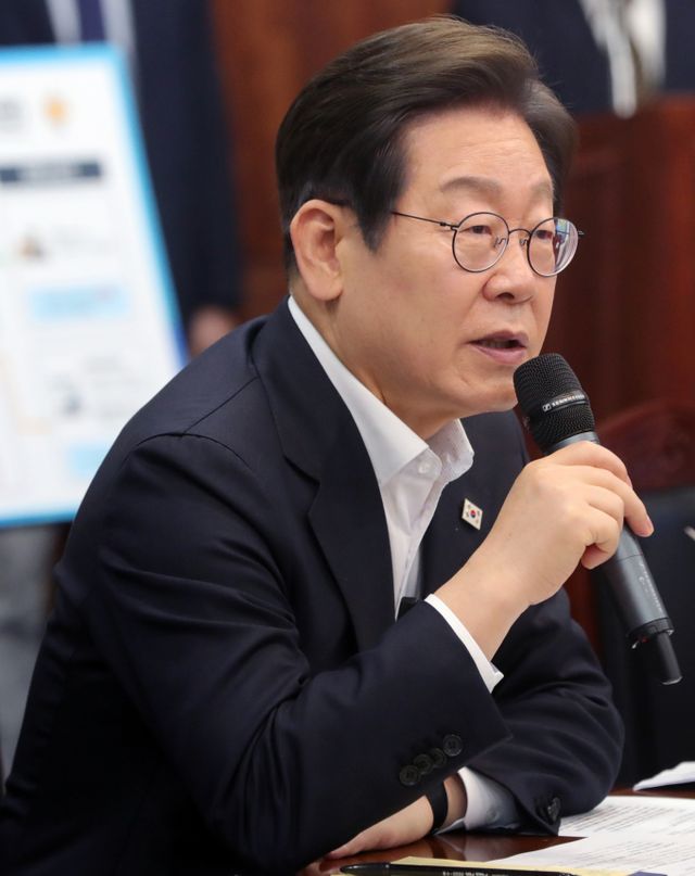 이재명 더불어민주당 대선 경선 후보가 24일 전북자치도 김제시 새만금33센터에서 열린 미래에너지 현장 간담회에서 모두발언을 하고 있다. / 사진=뉴스1 유경석 기자 