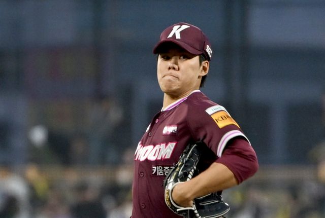 확실한 선발투수가 없는 키움 히어로즈가 4월 심각한 부진에 빠졌다. 사진은 2025시즌 키움 히어로즈에서 활약한 김윤하의 모습. /사진=뉴시스