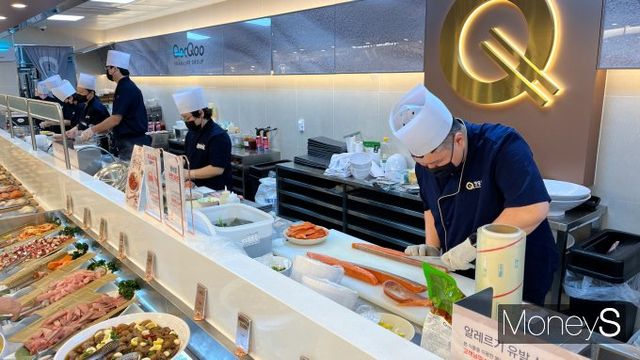 셰프들이 신선코너에서 각종 스시를 만들고 있다. /사진=차봉주 기자