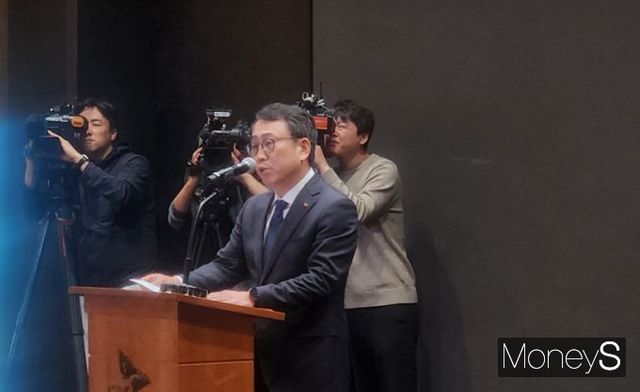 유영상 SK텔레콤 대표가 25일 SKT타워 수펙스홀에서 열린 기자간담회에서 보안 관련 조치를 설명하고 있다. /사진=양진원 기자