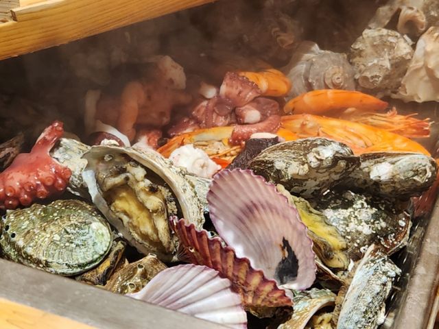 가성비 호텔 뷔페로 통하는 더킹스의 해물 메뉴. /사진=다이어리알