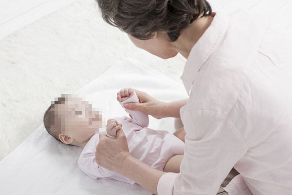 생후 2개월 아기를 돌봐주고 가사 일을 도와줄 아르바이트생을 찾는다는 구인 글이 '당근'에 올라왔다. 사진은 기사와 직접적인 관련 없는 삽화. /삽화=이미지투데이