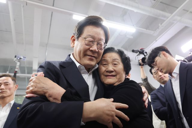 이재명 더불어민주당 대선 경선 후보가 25일 페이스북을 통해 서울 및 수도권 공약을 밝혔다. 사진은 이 후보가 전날 문재학 열사의 어머니 김길자씨와 포옹하는 모습. /사진=뉴시스