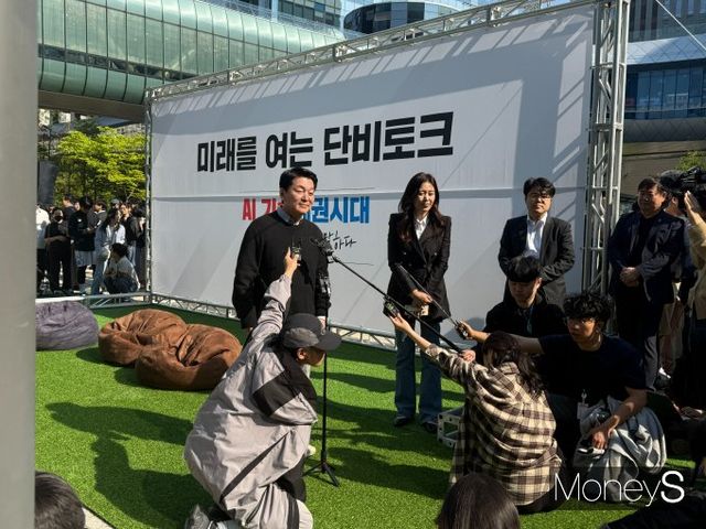 안철수 국민의힘 대선 경선 후보가 25일 경기 성남시 판교역 인근 광장에서 열린 '미래를 여는 단비토크, Ai 기술패권시대 대한민국 미래를 말하다'에 참석한 직후 취재진을 만나 질의응답을 하고 있다./ 사진=김서연 기자