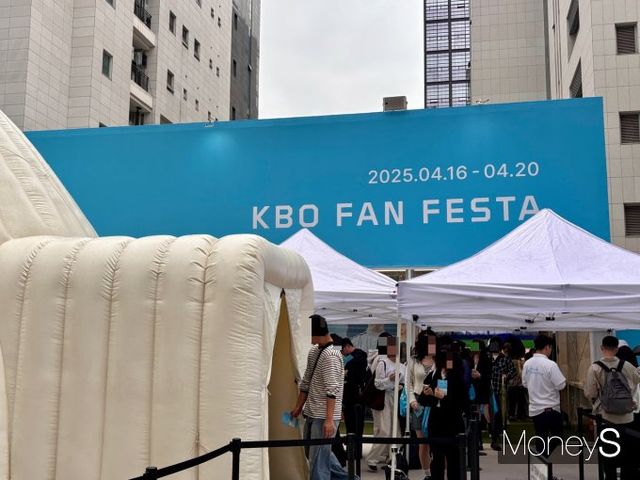지난 19일 서울 성수동 무신사 스퀘어 성수 4에서 열린 'KBO 팬 페스타' 팝업 스토어에 입장하기 위해 많은 야구팬들이 줄을 서서 기다리고 있다. /사진=박세희 기자