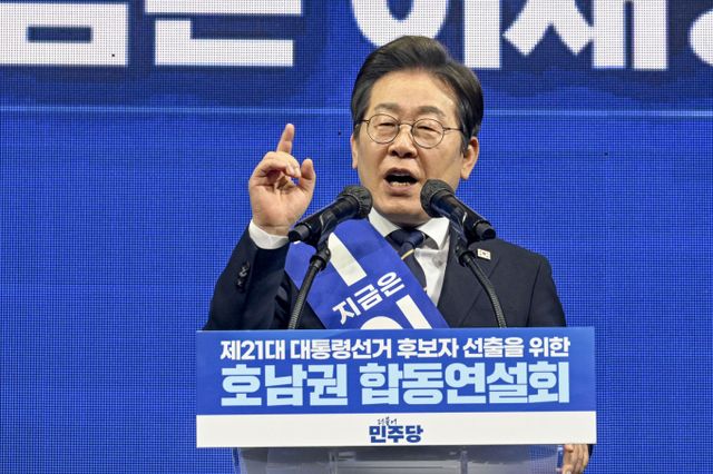 이재명 더불어민주당 대선 경선후보가 26일 오후 광주 서구 김대중컨벤션센터에서 열린 더불어민주당 21대 대통령선거 후보자 선출을 위한 호남권 합동연설회에서 정견 발표하고 있다. / 사진=뉴시스 이영주 기자 