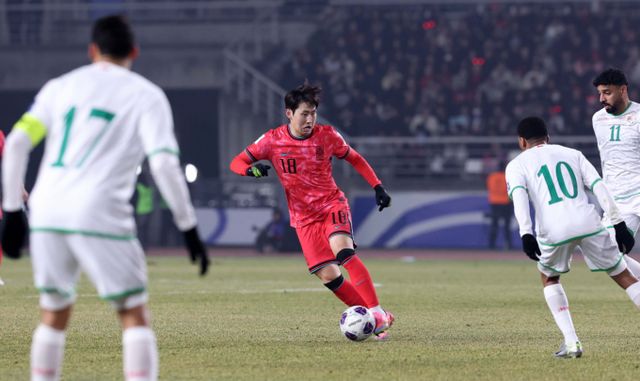 지난 3월 20일 오후 경기 고양시 고양종합운동장에서 열린 '2026 국제축구연맹(FIFA) 북중미 월드컵 아시아 지역 3차 예선 B조 7차전' 대한민국과 오만의 경기, 이강인이 돌파를 시도하고 있다. /사진= 뉴시스 /사진=김선웅