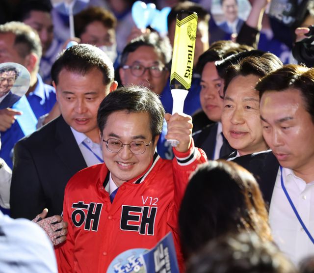 김동연 더불어민주당 대선 경선 후보가 26일 오후 광주 서구 김대중컨벤션센터에서 열린 호남권 합동연설회에 입장하고 있다. / 사진=뉴스1 김태성 기자 /사진=(광주=뉴스1) 김태성 기자