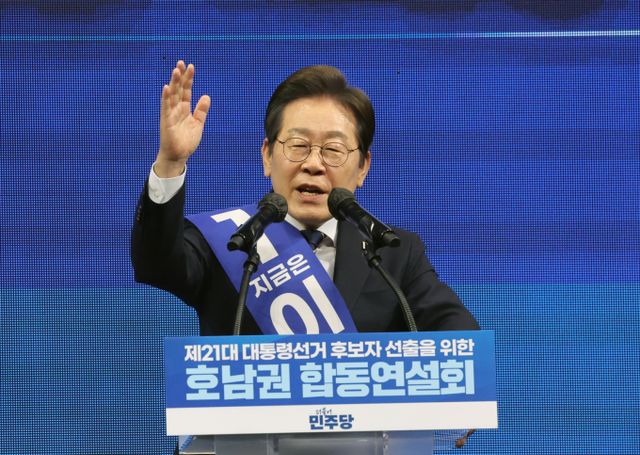 이재명 더불어민주당 대선 경선 후보가 26일 오후 광주 서구 김대중컨벤션센터에서 열린 호남권 합동연설회에서 연설을 하고 있다. / 사진=뉴스1 김태성 기자 /사진=(광주=뉴스1) 김태성 기자