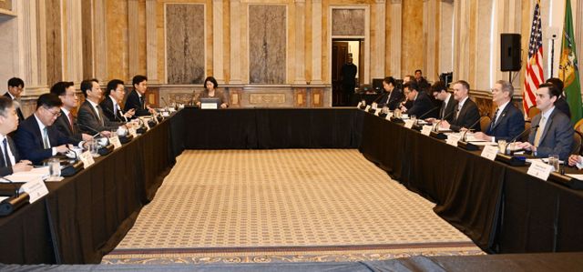 주요 20개국(G20) 재무장관회의 및 국제통화금융위원회(IMFC)'에 참석차 미국 워성턴D.C.를 방문중인 최상목 부총리 겸 기획재정부 장관이 안덕근 산업통상자원부 장관과 함께 24일(현지시각) 미국 재무부에서 열린 '한-미 2+2 통상협의(Trade Consultation)' 참석, 스콧 베센트 미국재무장관, 제이미슨 그리어 미국무역대표부(USTR) 대표와 회의를 하고 있다. 사진=뉴스1