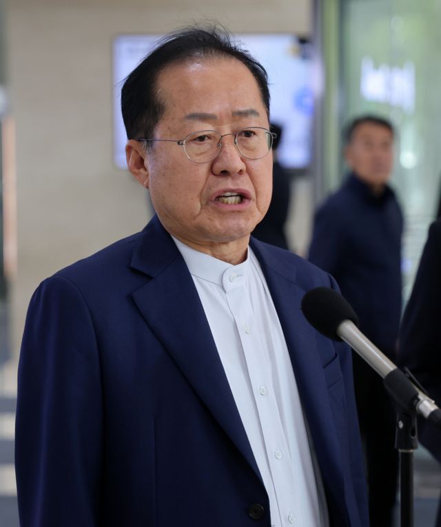 지난 25일 오후 종로 동아미디어센터 1층 로비에서 국민의힘 대선 2차 경선 진출자인 홍준표 후보가 사전 인터뷰를 하고 있다. 사진-뉴시스