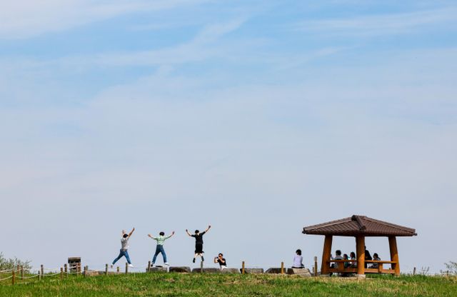 27일은 전국이 대체로 맑다가 차차 구름이 많아질 것으로 전망된다. 지난 23일 오후 서울 마포구 하늘공원을 찾은 시민들이 나들이를 즐기고 있다. /사진=뉴시스 