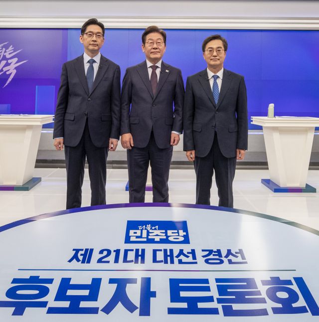 이재명(가운데), 김경수, 김동연(오른쪽) 더불어민주당 대선 경선 후보자들이 25일 서울 중구 티비조선 스튜디오에서 열린 민주당 경선 마지막 TV토론회 시작 전 기념촬영을 하고 있다. / 사진=국회사진취재단 