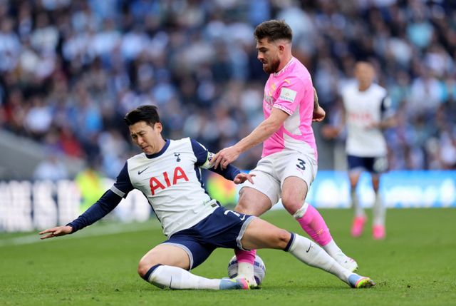 토트넘의 손흥민이 6일(현지시각) 영국 런던의 토트넘 홋스퍼 스타디움에서 열린 EPL 사우샘프턴과 경기 중 상대 선수 라이언 매닝과 볼을 다투고 있다. /사진=로이터