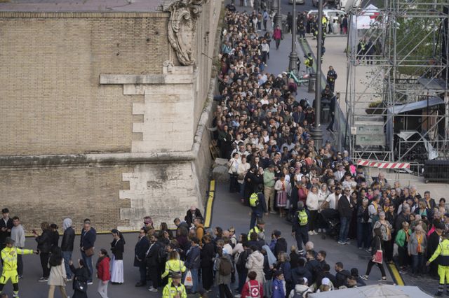 지난 24일(현지시각) 프란치스코 교황의 시신이 안치된 성베드로 대성당에서 조문하려는 사람들이 대성당 앞에서부터 길게 줄을 서고 있다. /사진=뉴시스 