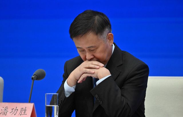 도널드 트럼프 미국 대통령이 중국과 협상을 진행하고 있다고 연신 주장하는 가운데 중국이 트럼프 대통령이 관세를 남용하고 있다고 비판했다. 지난해 9월 중국 베이징 국무원 신문판공실에서 열린 기자회견에서 판궁성 중국인민은행 총재가 생각에 잠겨 있다. /사진=뉴스1