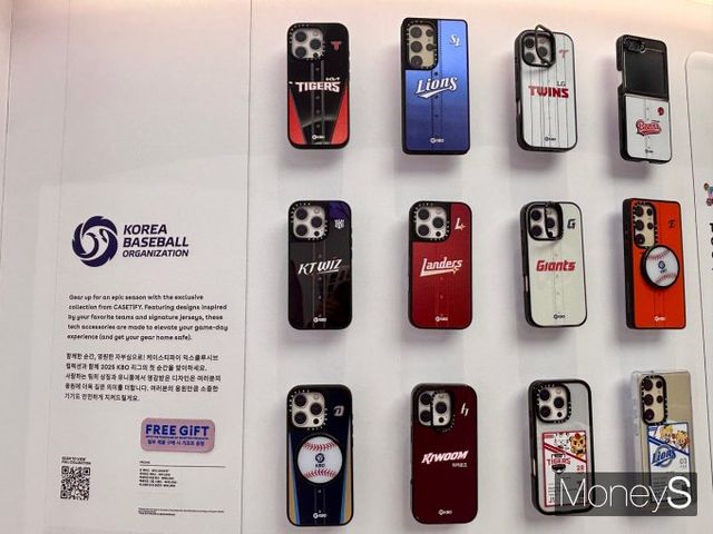  케이스티파이xKBO 콜라보 케이스가 케이스티파이 스튜디오 더현대 서울 매장 한쪽 벽면에 전시돼 있다. /사진=박세희 기자