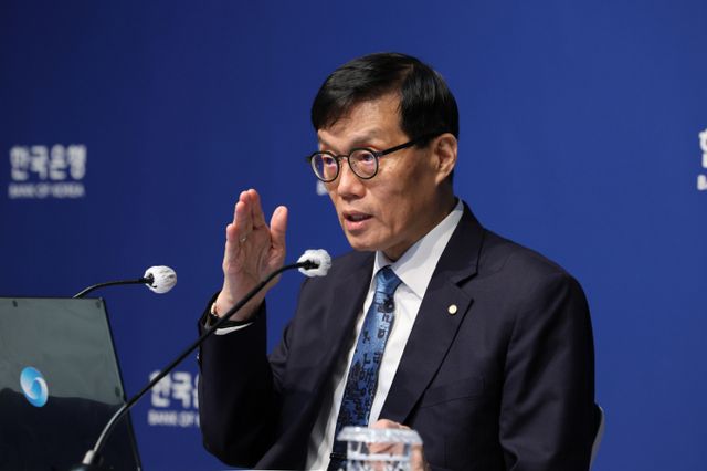 이창용 한국은행 총재가 미국과 중국의 갈등이 해결되지 않으면 상호관세를 낮춰도 별다른 효과가 없을 것이라고 우려를 표했다. 이창용 한국은행 총재가 지난 17일 서울 중구 한국은행에서 열린 통화정책방향 기자간담회에서 발언하고 있다. /사진=뉴스1 