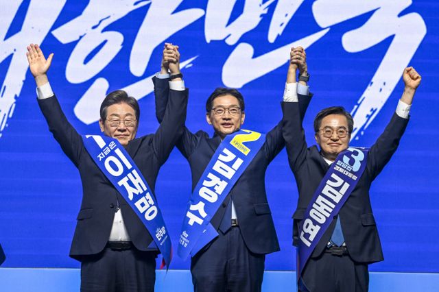 26일 오후 광주 서구 김대중컨벤션센터에서 열린 더불어민주당 21대 대통령선거 후보자 선출을 위한 호남권 합동연설회에서 이재명(왼쪽부터), 김경수, 김동연 후보가 지지자들에게 인사를 하고 있다. / 사진=뉴시스 이영주 기자 /사진=