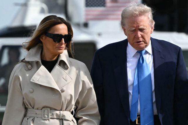 도널드 트럼프 미국 대통령과 부인 멜라니아 여사가 지난 25일(현지시각) 프란치스코 교황 장례식 참석을 위해 워싱턴 인근 앤드루스 합동 기지서 이탈리아 로마로 향하는 전용기를 타러 가고 있다. /사진=뉴스1 