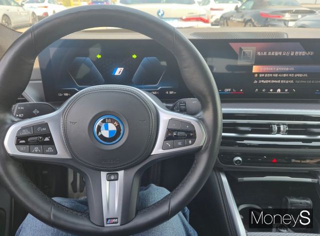 BMW드라이빙 센터에서 다양한 드라이빙 코스를 주행하며 전기차 모델의 성능을 체험했다./사진=김이재 기자