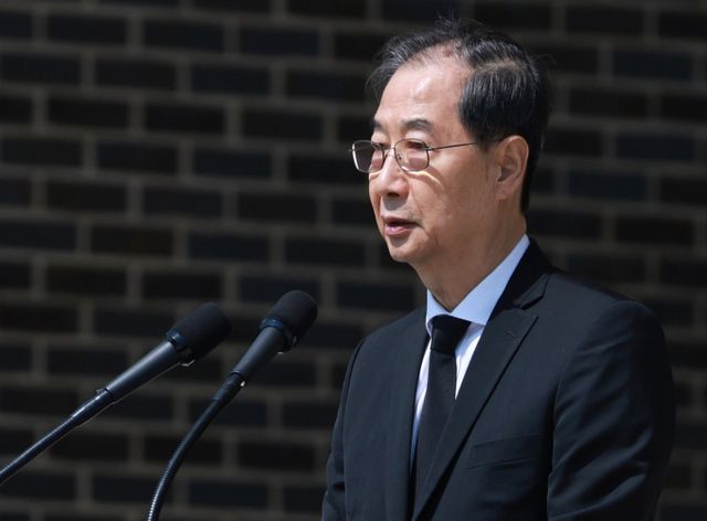 한덕수 대통령 권한대행 국무총리가 25일 대전 유성구 국립대전현충원에서 열린 제2회 순직의무군경의 날 기념식에서 기념사를 하고 있다. 사진=뉴시스 