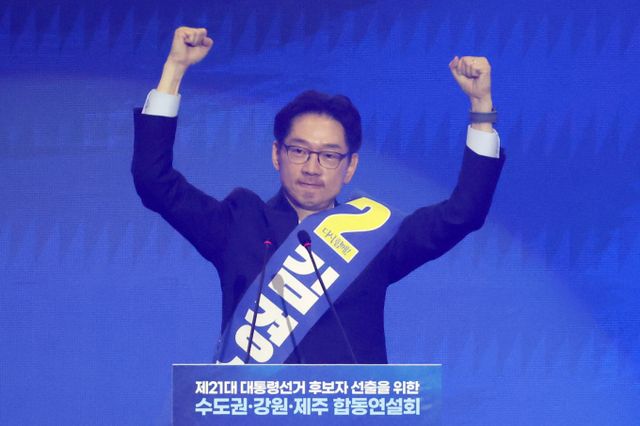 김경수 더불어민주당 대선 경선 후보가 마지막 순회 경선 연설에서 "압도적인 대선 승리를 위해서도, 4기 민주정부의 성공을 위해서도 민주세력과 함께 국정을 운영해야 한다"고 강조했다. 사진은 김경수 더불어민주당 대선 경선 후보가 27일 경기도 고양시 킨텍스에서 열린 제21대 대통령 선거 후보자 선출을 위한 수도권·강원·제주 합동연설회에서 정견발표를 마친 뒤 인사하는 모습. /사진=뉴시스