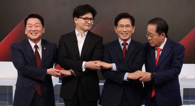  국민의힘이 대선 2차 경선에 돌입한 가운데 후보들은 당원과 지지층의 표심을 잡기 위해 적극적인 행보를 이어가고 있다. 사진은 지난 26일 서울 중구 매경미디어센터에서 열린 국민의힘 대통령 선거 제2차 경선 후보자 토론회에서 후보들이 기념 촬영을 위해 손을 맞잡은 모습. 왼쪽부터 안철수, 한동훈, 김문수, 홍준표 후보. /사진=뉴스1(국회사진취재단)