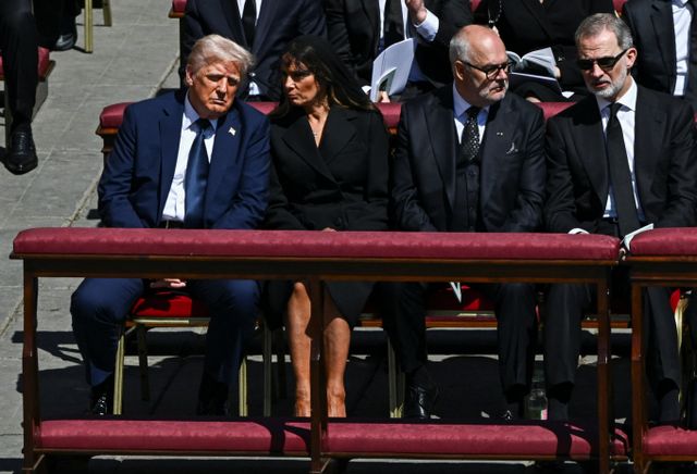 도널드 트럼프 미국 대통령이 프란치스코 교황 장례 미사에서 장례 예절을 벗어난 파란색 정장과 넥타이를 착용해 지적받고 있다. 사진은 지난 26일(현지시각) 바티칸 성 베드로 광장에서 열린 프란치스코 교황 장례 미사에 참석한 트럼프 대통령(맨 왼쪽), 멜라니아 트럼프 미국 영부인(두번째 왼쪽), 펠리페 스페인 ​​국왕(맨 오른쪽)의 모습. /사진=로이터