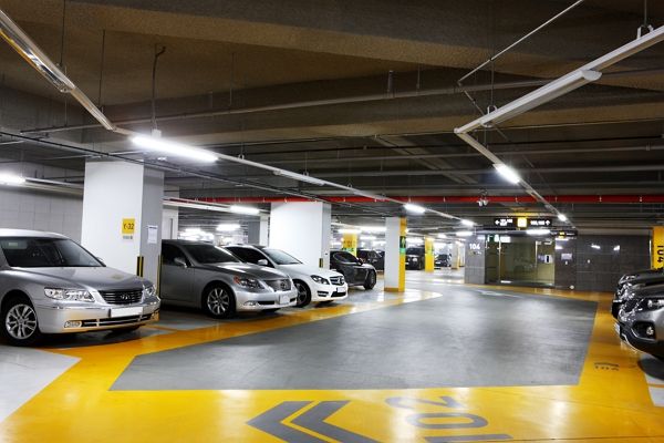 주차난을 겪는 한 아파트에서 세대당 차 등록 수에 따라 차등 주차요금을 적용한다고 공지했다. 사진은 기사와 직접적인 관련이 없음. /사진=이미지투데이